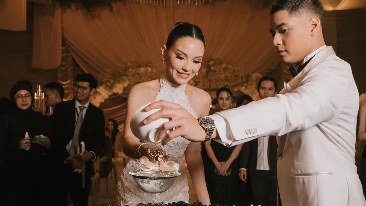 Momen Alyssa Daguise dan Al Ghazali Tabur Gula Halus di Kue Pernikahan yang Tengah Tren