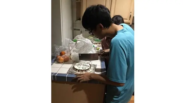 5 Kelakuan Kocak saat Potong Kue Ulang Tahun Ini Bikin Ketawa