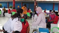 Seorang warga binaan di Lapas Perempuan Pekanbaru menangis ketika disuntik vaksin Covid-19. (Liputan6.com/M Syukur)
