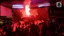 <p>Warga menyalakan kembang api saat malam Takbiran di Jakarta, Minggu (1/5/2022). Takbiran tersebut dilakukan dalam rangka menyambut Idul Fitri 1443 H yang ditetapkan oleh pemerintah pada Senin (2/5/2022). (Liputan6.com/Angga Yuniar)</p>