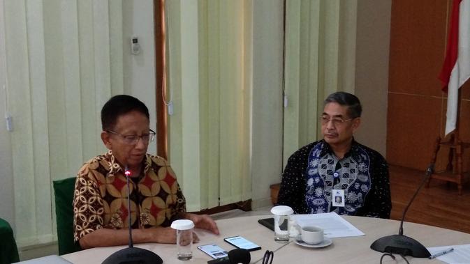 Kepala LBM Eijkman Prof. Amin Soebandrio (kanan) dalam sebuah diskusi terkait COVID-19 di kantor Ikatan Dokter Indonesia pada Jumat (13/3/2020) (Liputan6.com/Giovani Dio Prasasti)