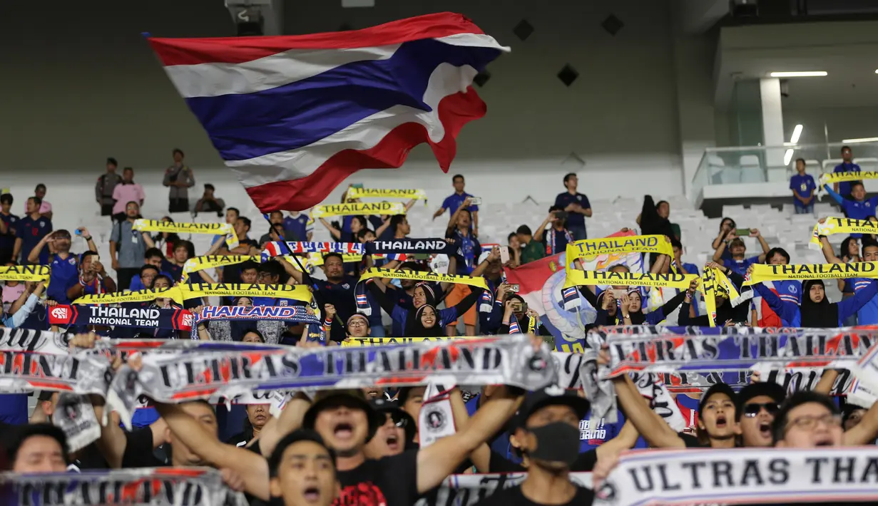 Suporter Thailand memberi dukungan saat melawan Indonesia pada laga kualifikasi Piala Dunia 2022 di SUGBK, Jakarta, Selasa (10/9). Indonesia takluk 0-3 dari Thailand. (Bola.com/M Iqbal Ichsan)