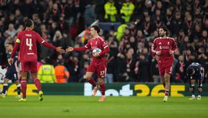 Curtis Jones merayakan gol Dominik Szoboszlai di laga Liverpool vs PSV di matchday 5 Liga Champions 2025/2026 di Anfield, Kamis (27/11/2025). (AP Photo/Jon Super)