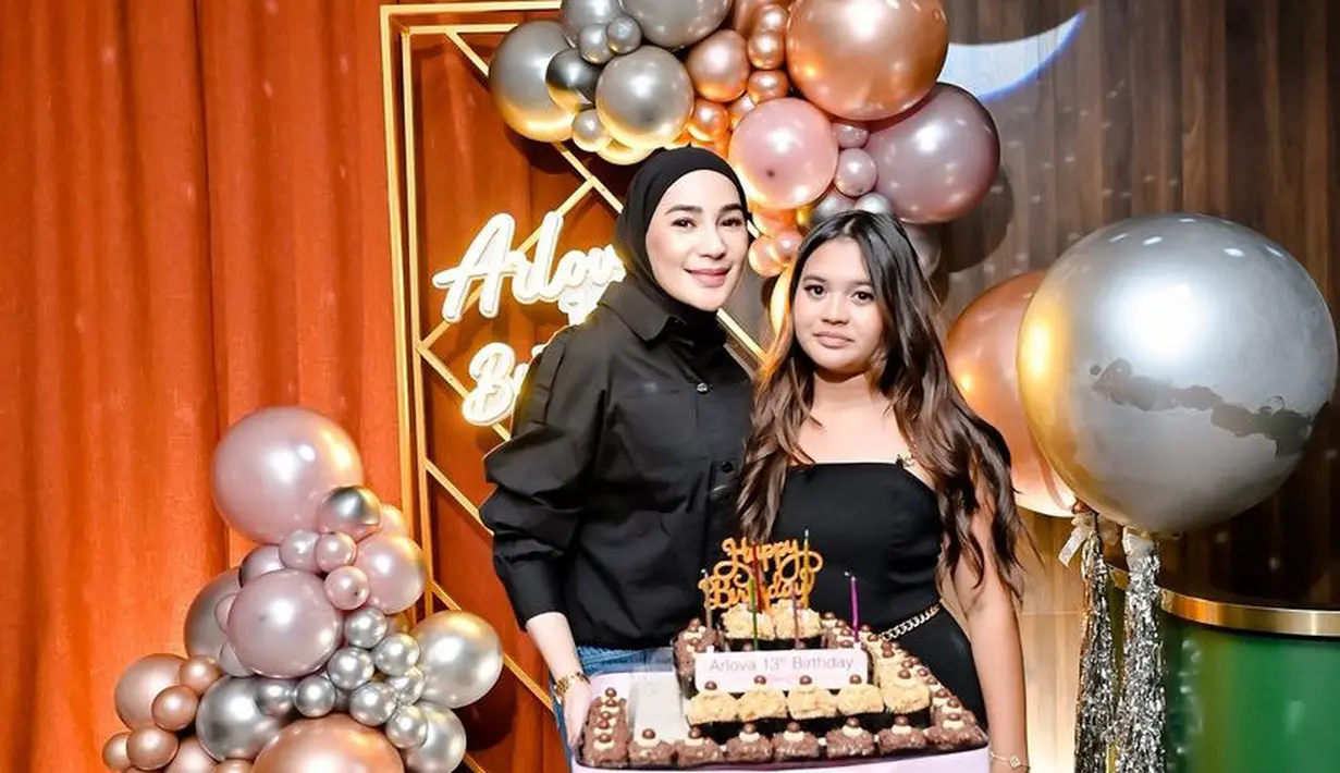 Di pesta ulang tahunnya, Arlova kembali kompak dengan sang ibunda dengan pakaian serba hitam. Arlova mengenakan mini dress sleeves warna hitam. [@erintaulany]