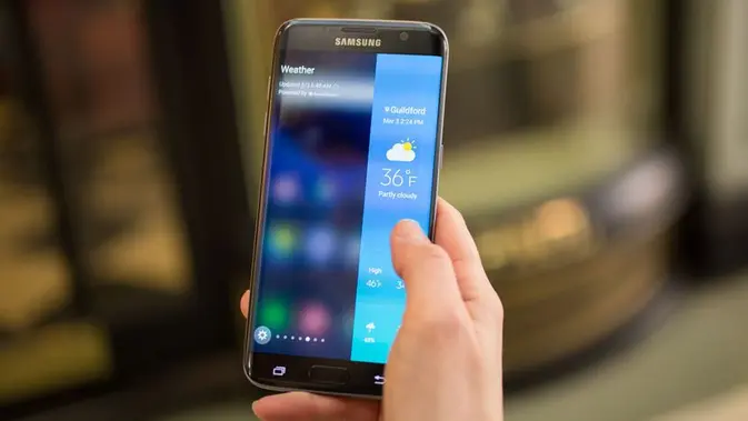 Samsung Galaxy S7 Edge memiliki layar 5.5 inci (sumber: cnet)