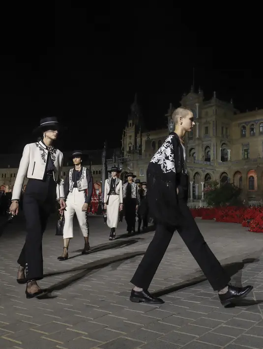 Model mengenakan kreasi sebagai bagian dari koleksi busana Dior Cruise 2023 yang disajikan di Seville, Spanyol, Kamis (16/6/2011). (AP Photo/Miguel Morenatti)