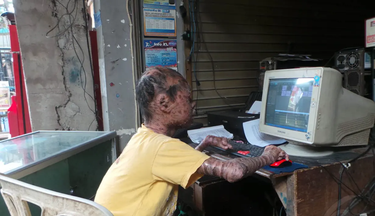Ari Wibowo mengisi kesehariannya dengan menjaga warung internet (warnet) dengan upah Rp. 7.000 per hari. (Liputan6.com/Benedikta Desideria)