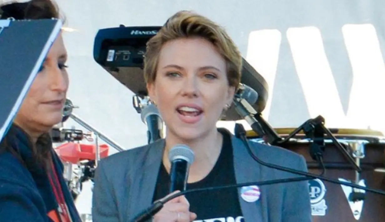 Scarlett Johansson nampak mengenakan kaos hitam bertuliskan "Time's Up" yang dipadukan dengan blazer abu-abu. Scarlett bergaya cukup santai dengan jeans dan potongan rambutnya yang kini pendek (instagram/justjared)