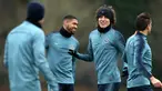 Bek Chelsea, David Luiz (kedua kanan) bersama rekan-rekannya mengikuti sesi latihan di Pusat Pelatihan Cobham, Stoke D'Abernon (28/11). Chelsea akan bertanding melawan PAOK Thessaloniki di grup L Liga Europa di Stamford Bridge. (AP Photo/John Walton)