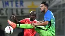 Pemain Inter Milan, Danilo D`Ambrosio, berebut bola dengan pemain Hapoel Beer-Sheva, Anthony Nwakaeme, pada laga Grup K Liga Europa di Giuseppe Meazza, Milan, Jumat (16/9/2016) dini hari WIB. (Reuters/Giorgio Perottino) 