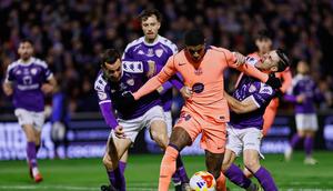 Bintang Barcelona Marcus Rashford dipepet pemain Guadalajara di babak 32 besar Copa del Rey di Estadio Pedro Escartin, Rabu (17/12/2025). (AP Photo/Rudy Garcia)