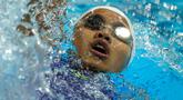 Perenang DKI Jakarta, Adelia Chantika beraksi dalam nomor 4x100 meter estafet gaya ganti putri Kejuaraan Nasional Akuatik Indonesia 2026 di Stadion Akuatik Gelora Bung Karno, Senayan, Jakarta, Jumat (01/05/2026). (Bola.com/Bagaskara Lazuardi)