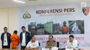 Kasubdit III Tipidter Kombes Pol Irsan (kanan) bersama Karopenmas Divisi Humas Polri Brigjen Pol Dedi Prasetyo (tengah) memberikan keterangan saat rilis kasus tindak pidana illegal loging di Bareskrim Polri, Jakarta, Selasa (6/8/2019). (Liputan6.com/Immanuel Antonius)