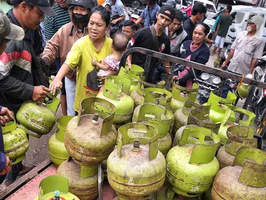 Warga mengantri untuk membeli gas elpiji subsidi 3 kg di Kota Tangerang, Banten, Selasa (4/2/2025). (Liputan6.com/Angga Yuniar)