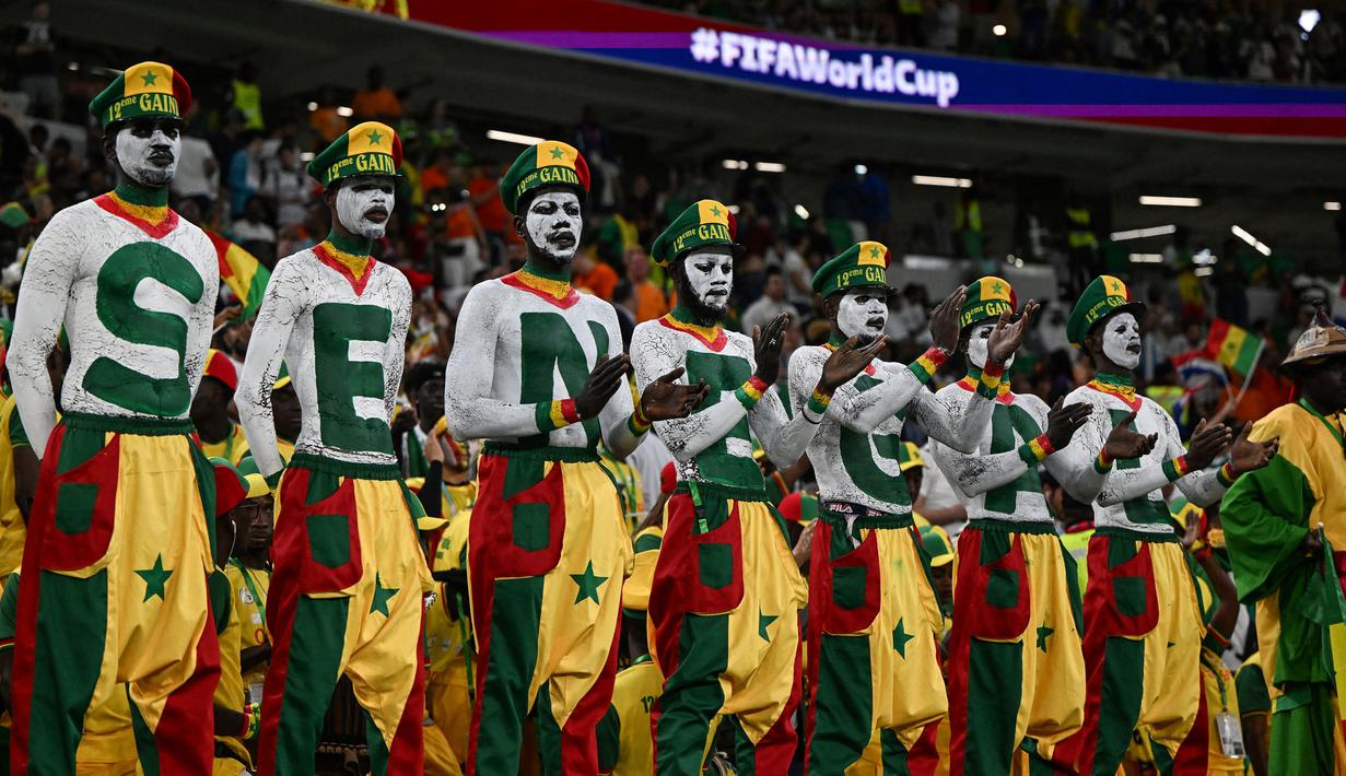 Suporter Senegal saat mendukung negaranya pada laga Grup A Piala Dunia 2022 melawan Belanda di Al-Thumama Stadium, Doha, Senin (21/11/2022). (AFP/Ozan Kose)