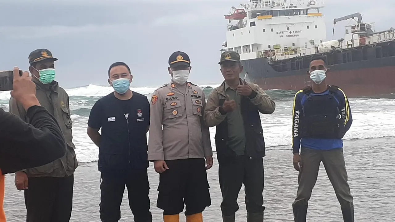 Tim gabungan Basarnas, SAR, Satpoloairud Polres Garut dan Kecamatan Cibalong masih bersiaga di lokasi terdamparnya Kapal Tanker MT Edricko 3 di pantai Sancang, Garut.