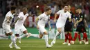 Gelandang Inggris, Kieran Trippier, melakukan selebrasi usai mencetak gol ke gawang Kroasia pada laga semifinal Piala Dunia di Stadion Luzhniki, Rabu (11/7/2018). Kroasia menang 2-1 atas Inggris. (AP/Francisco Seco)