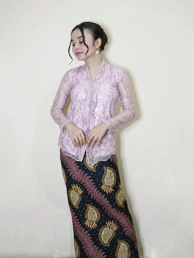 6 Gaya Tasya Rosmala Pakai Kebaya dan Batik, Tampil Anggun