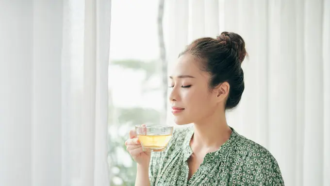 Ilustrasi Wanita Minum Minuman Sehat