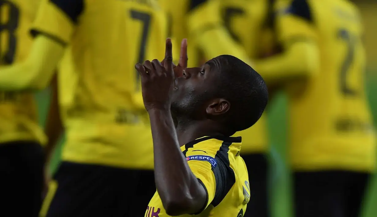Ekspresi pemain Borussia Dortmund, Adrian Ramos, setelah mencetak gol ke gawang Sporting CP dalam laga Grup F Liga Champions di Signal Iduna Park, Rabu (2/11/2016) waktu setempat. (AFP/Patrik Stollarz)