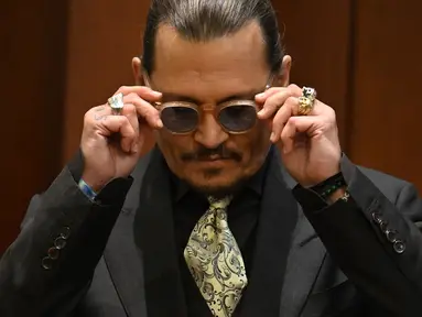 Aktor Johnny Depp bersaksi pada persidangan pencemaran nama baik di Fairfax County Circuit Courthouse, Fairfax, Virginia, Amerika Serikat, 19 April 2022. Johnny Depp menggugat mantan istrinya, Amber Heard, atas pencemaran nama baik. (JIM WATSON/POOL/AFP)
