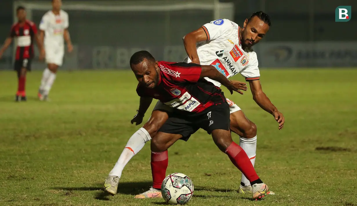 Pemain Persipura Jayapura, Yohanes Pahabol (depan) berebut bola dengan pemain Persija Jakarta, Rohit Chand dalam laga pekan ke-3 BRI Liga 1 2021/2022 di Stadion Indomilk Arena, Tangerang, Minggu (19/9/2021). Kedua tim bermain imbang 0-0. (Bola.com/Ikhwan Yanuar)