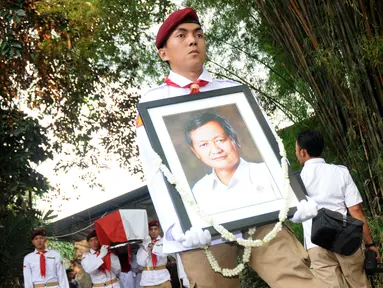 Upacara kemiliteran menandai pelepasan jenazah Alm Suhardi di kantor DPP Partai Gerindra, Jakarta, (29/8/2014). (Liputan6.com/Helmi Fithriansyah)