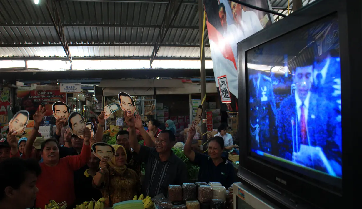 Suasana nonton bareng pelantikan Jokowi dan Jusuf Kalla sebagai Presiden dan wakil Presiden melalui TV di Pasar Gede, Solo, (20/10/14). (ANTARA FOTO/Maulana Surya)