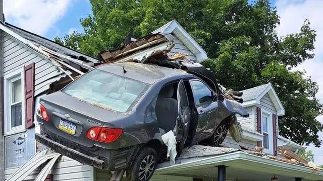 Mobil Nyangkut di Atap