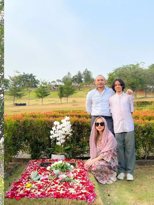 <p>Tiko Aryawardhana suami baru BCL juga ikut berziarah. Mereka berpose bersama di sisi makam Ashraf Sinclair. (Foto: Instagram/ itsmebcl)</p>