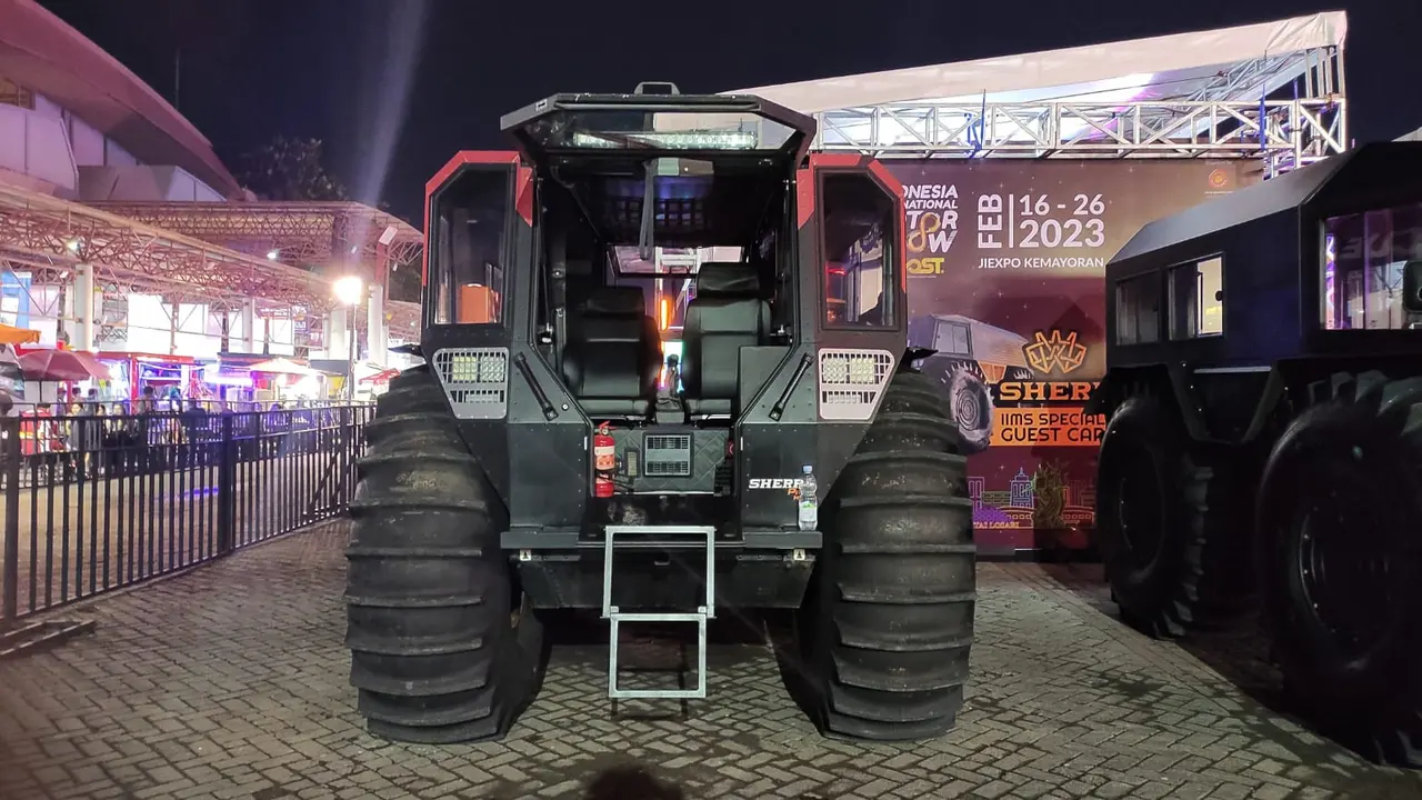 Mobil amfibi atau Utility Terrain Vehicle (UTV) dipamerkan di IIMS 2023. (Liputan6.com/Jordy Rivaldo)