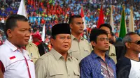 Sebelum berorasi, Prabowo (kedua dari kiri) bersama Presiden KSPI Said Iqbal berdiri bersama menyanyikan lagu Indonesia Raya di Jakarta, (1/5/14). (Liputan6.com/Miftahul Hayat) 