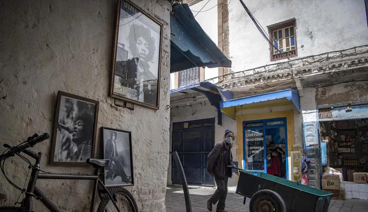 Foto-foto Jimi Hendrix terlihat di kota pesisir Maroko Essaouira pada 10 September 2020. Pada musim panas tahun 1969, Hendrix, legenda gitar Amerika Serikat yang mempopulerkan 'Purple Haze' dan 'Hey Joe', singgah sebentar di Essaouira. (AFP/Fadel Senna)