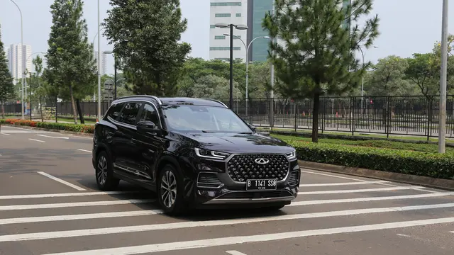 Irwansyah Buktikan Kehandalan Adaptive Cruise Control pada Chery TIGGO 8 Pro di Tol MBZ