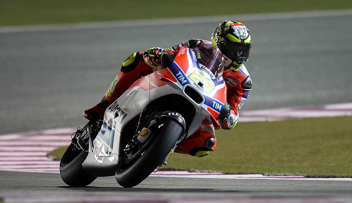 Pebalap Ducati Team, Andrea Iannone, mengikuti latihan bebas hari ke-2 GP Qatar di Sirkuit Losail, Doha, Sabtu (19/3/2016) dini hari WIB. Pada sesi ini, pria Italia itu berada pada peringkat ke-1 dengan waktu 1 menit 55,388 detik. (EPA/STR)