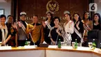 Ketua MPR Bambang Soesatyo (keempat kiri) foto bersama Puteri Indonesia 2020 Ayu Maulida (keenam kanan) dan sejumlah runner up di Kompleks Parlemen, Senayan, Jakarta, Kamis (12/3/2020). Puteri Indonesia 2020 Ayu Maulida dan sejumlah runner up didaulat menjadi Duta MPR RI. (Liputan6.com/Johan Tallo)