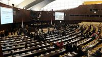 Setelah dihujani interupsi, sidang paripurna MPR untuk memilih pimpinan MPR diskors dan lanjutkan dengan rapat gabungan pukul 13.30 WIB, Jakarta, (7/10/14). (Liputan6.com/Andrian M Tunay) 