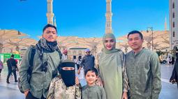 Penampilan keluarga Anang Hermansyah saat menjalani ibadah umroh ini pun tak luput dari sorotan. Bukan hanya Ashanty, namun Arsy yang memakai cadar juga tak luput dari perhatian netizen. (Liputan6.com/IG/@ashanty_ash)