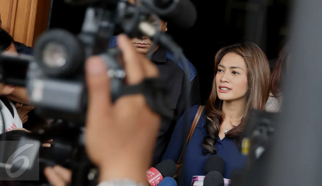 Artis Masayu Anastasia memberi keterangan pers di Pengadilan Agama, Jakarta Selatan, (17/3). Isu keretakan rumah tangga Masayu dan Lembu sudah tercium sejak dua tahun terakhir,Namun kala itu keduanya membantah. (Liputan6.com/Gempur M Surya) 