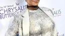 Halle Berry berpose untuk fotografer saat Chrysalis Butterfly Ball di Private Residence, Los Angeles, 3 Juni 2017. Dugaan Halle Berry sedang hamil karena perutnya terlihat buncit saat menghadiri acara ini (Frazer Harrison/GETTY IMAGES NORTH AMERICA/AFP)