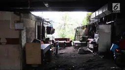 Warga beraktivitas di permukiman kolong Jalan Tol Pelabuhan, Tanjung Priok, Jakarta, Senin (23/4). Mahalnya harga hunian di Ibu Kota membuat mereka tinggal di kawasan tersebut meski dengan kondisi lingkungan kumuh dan kotor. (Liputan6.com/Arya Manggala)