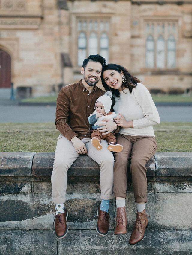 6 Gaya Pemotretan Keluarga Kecil Acha Sinaga, Baby Lucas Curi Perhatian