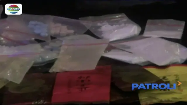 Dalam penggerebekan ini, petugas menemukan ratusan pil dan serbuk yang diduga narkoba. Kini tempat karaoke tersebut disegel menunggu penyelidikan lebih lanjut.