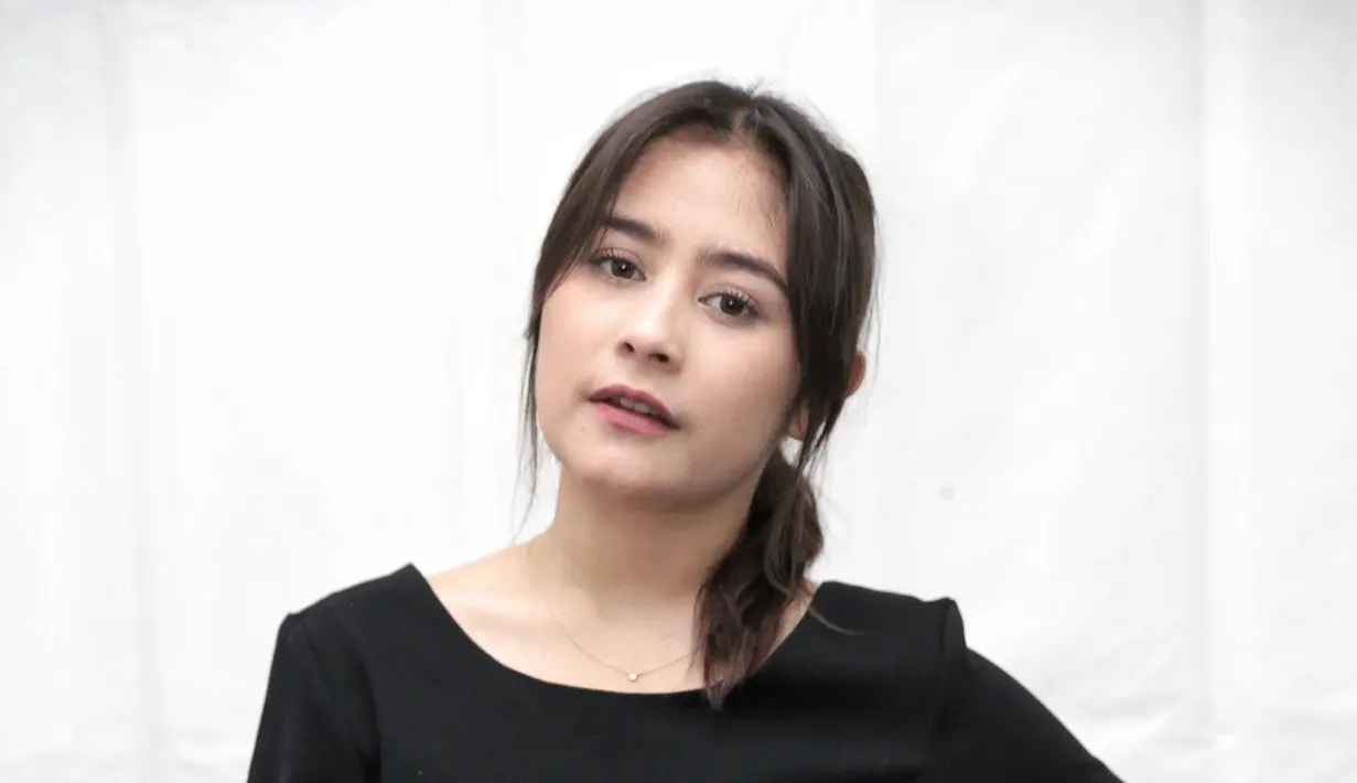 "Dia sama sekali nggak romantis, enggak tahu ya, mungkin hubungannya belum terlalu gimana-gimana sama aku. Cuma memang dia itu orangnya sweet saja. Dia di London masih sempat kasih kado," ujarnya. (Adrian Putra/Bintang.com)