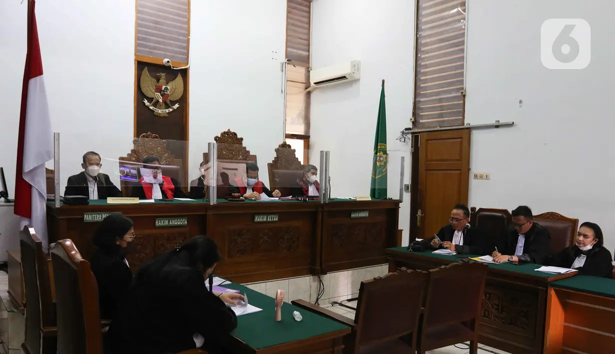 Suasana sidang terdakwa mantan Presiden ACT Ahyudin secara virtual di Pengadilan Negeri Jakarta Selatan, Jakarta, Selasa (15/11/2022). Sidang tersebut beragendakan pembacaan dakwaan terkait perkara dugaan penggelapan dana bantuan Boeing oleh Aksi Cepat Tanggap (ACT) dengan terdakwa mantan Presiden ACT Ahyudin. (Liputan6.com/Herman Zakharia)