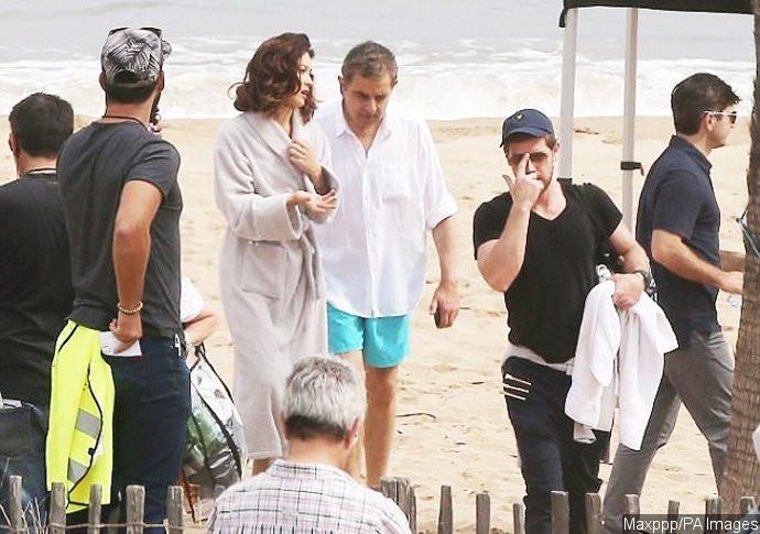 Rowan Atkinson dan Olga Kurylenko saat syuting Johnny English 3. (Ace Showbiz/Maxppp/Pa Images)