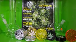 Salah satu aksesoris yang dijual di apotek ganja di Tel Aviv, Israel (2/3/2016). Apotek ganja ini menjual berbagai jenis ganja medis serta olahannya untuk kesehatan. (AFP Photo/Jack Guez)