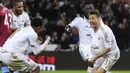 Pemain Swansea City, Federico Fernandez (kanan) menjadi penentu kemenangan timnya saat melawan Aston Villa pada lanjutan liga Inggris pekan ke-31 di Stadion Liberty, Minggu ( 20/3/2016). (AFP/ Ian Smith)
