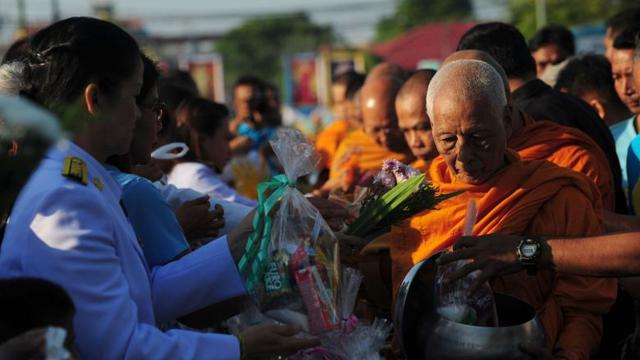 Para biksu menerima sumbangan dari rakyat Thailand (AFP Photo)