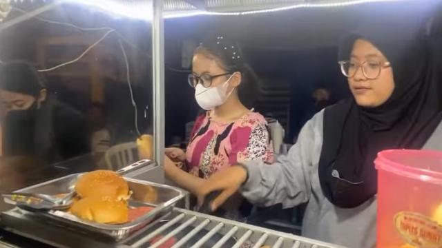 Tuai Pujian, Ini 6 Potret Putri DA Bantu Jualan Makanan saat Pulang Kampung